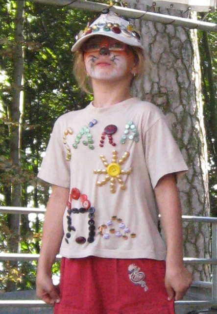 08-Sara Vavrova se 162 knofliky na obleceni.jpg